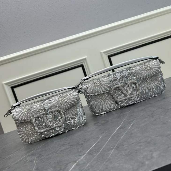 Picture of Valentino Handbags _SKUfw141811195fw